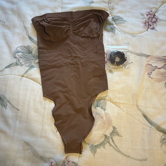 SKIMS Jasper Shapewear Bodysuit - Picture 4 of 7